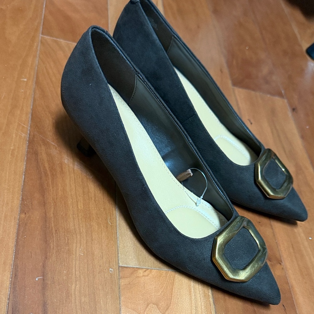 Nine West Brown Pumps with Gold Buckle - Picture 1 of 9